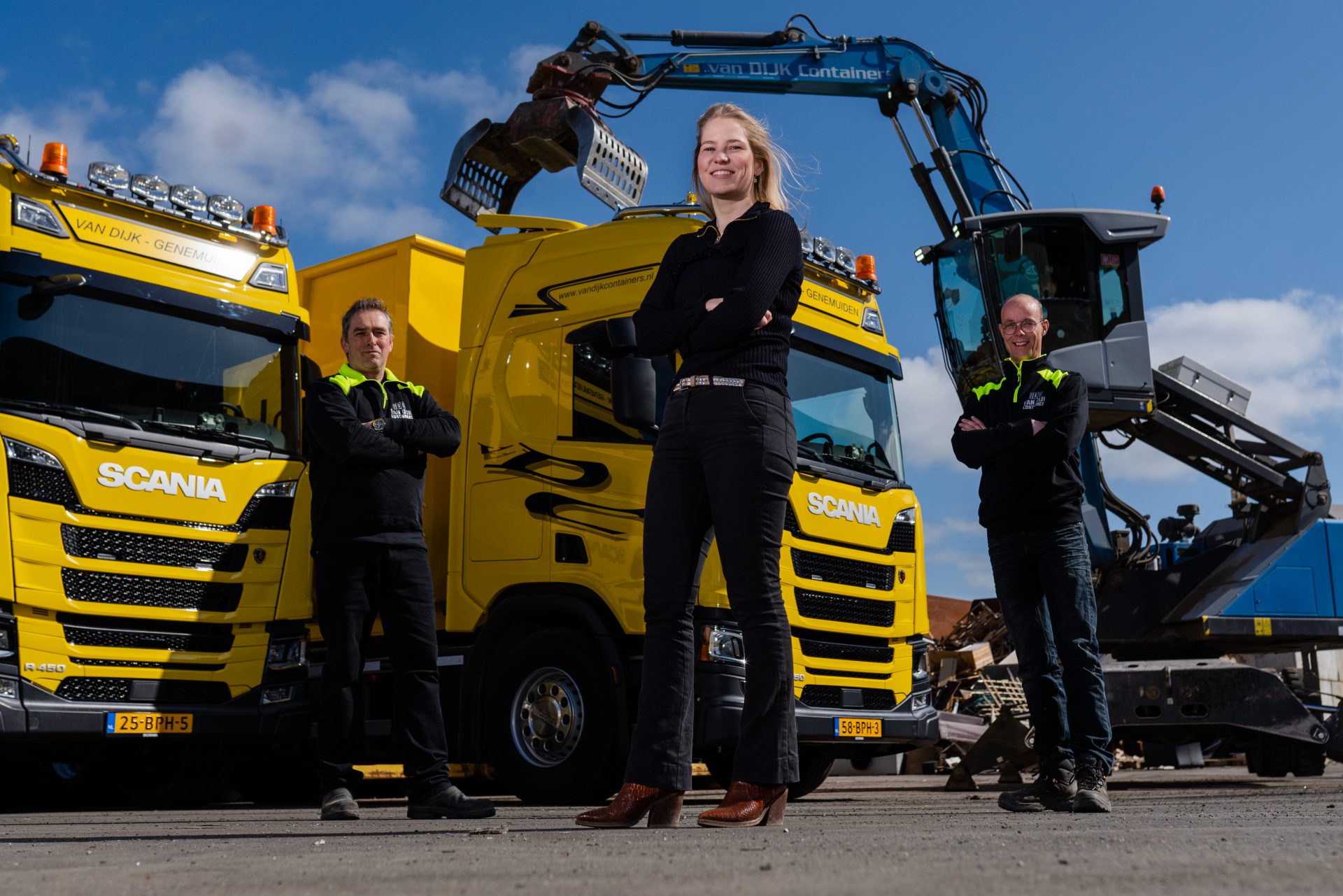 Drie medewerkers van Van Dijk Containers voor een vrachtwagen en kraan